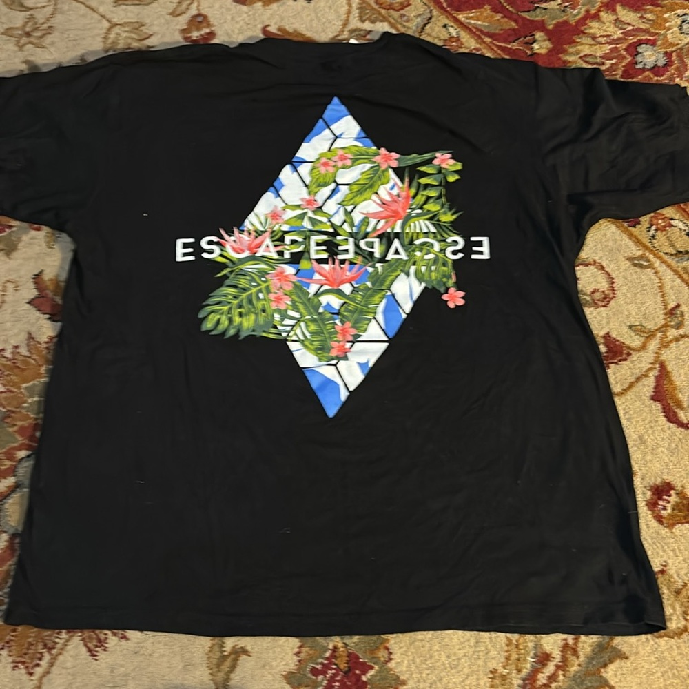 Escapes black tshirt with Hawaiian flowers size large short sleeve